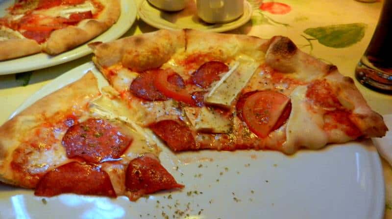 pizza umberto - salami, camembert i pomidor - pizzeria umberto poznan